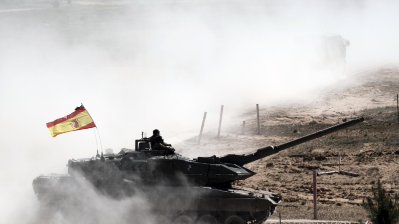 Fotografía de archivo de militares españoles con su tanque de batalla principal Leopard 2E mientras participan en la competición de tanques Canadian Army Trophy (CAT) en la Base Militar de Adazi, Letonia, 03 de mayo de 2024.EFE/EPA/ Valda Kalnina