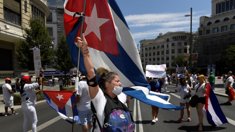 Imagen de archivo de manifestantes ondeando banderas cubanas en la Gran Vía de Madrid. (Foto de PIERRE-PHILIPPE MARCOU / AFP) (Foto de PIERRE-PHILIPPE MARCOU/AFP via Getty Images)