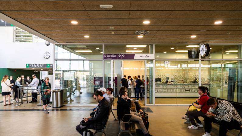 Vestíbulo de recepción y taquilla con pasajeros esperando su tren en la estación de AVE RENFE. (Foto de Jc Milhet / Hans Lucas / Hans Lucas via AFP) (Foto de JC MILHET/Hans Lucas/AFP via Getty Images)