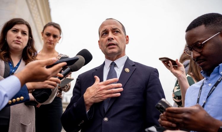 El representante Bob Good (R-Va.) (centro) habla con los periodistas en el Capitolio tras una votación, en Washington, el 19 de abril de 2024. (Andrew Harnik/Getty Images)