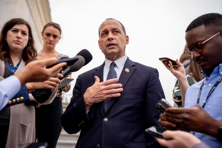 El representante Bob Good (R-Va.) (C) habla con los periodistas en el Capitolio tras una votación el 19 de abril de 2024, en Washington. (Andrew Harnik/Getty Images)