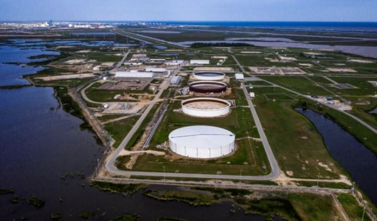 La Reserva Estratégica de Petróleo Bryan Mound, una instalación de almacenamiento de petróleo, se ve en esta fotografía aérea sobre Freeport, Texas, el 27 de abril de 2020. (Adrees Latif/Reuters)