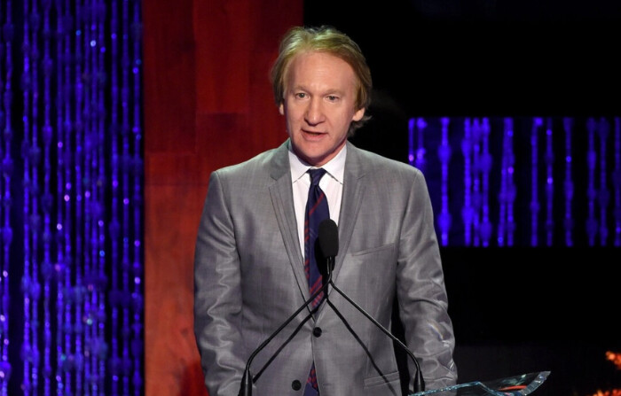 La personalidad televisiva Bill Maher habla en el escenario en la fiesta del 35 aniversario de PETA en Hollywood Palladium en Los Ángeles, California, el 30 de septiembre de 2015. (Foto de Kevin Winter/Getty Images para PETA)