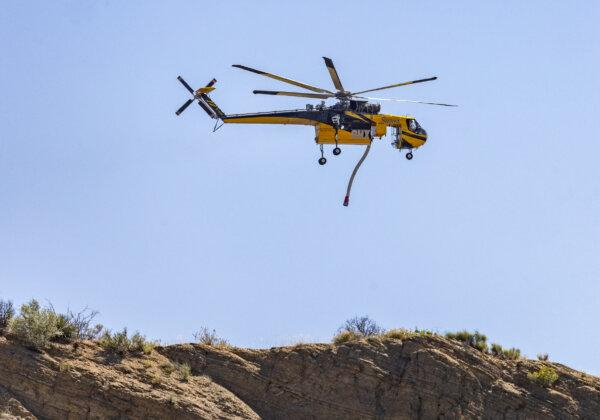 Helicópteros de extinción de incendios trabajan en el incendio Post que arde en las afueras de Gorman, California, el 17 de junio de 2024. (John Fredricks/The Epoch Times)