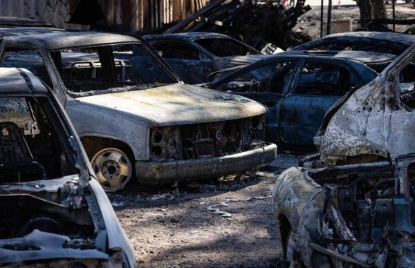 Coches dañados por el incendio Post en las afueras de Gorman, California, el 17 de junio de 2024. (John Fredricks/The Epoch Times)