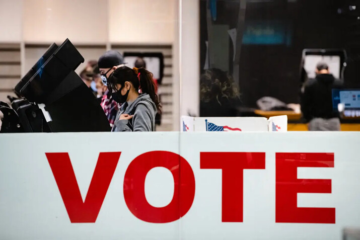 Una mujer emite su voto en las elecciones generales de 2020 dentro del centro comercial Basset Place en El Paso, Texas, el 3 de noviembre de 2020. (Justin Hamel/AFP vía Getty Images)