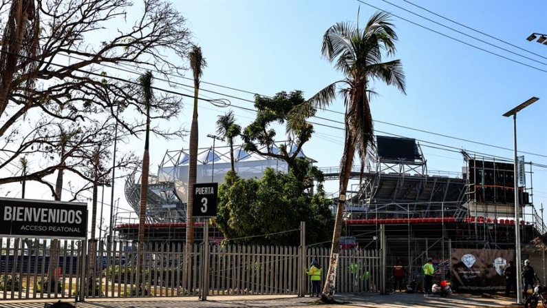 Fotografía de archivo exterior de la Arena GNP, sede oficial del Abierto Mexicano de Tenis, el 22 de febrero de 2024, en Acapulco (México) donde se observa la forma en que el fuerte viendo sacude las palmeras. EFE/ David Guzmán