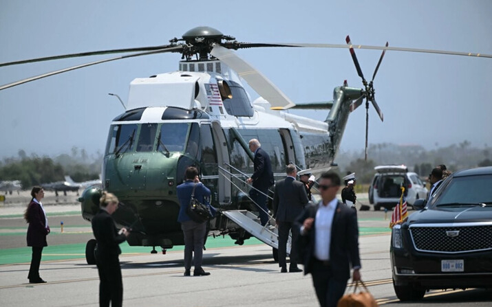 El presidente Joe Biden, tras asistir a una recaudación de fondos en Los Ángeles, embarca en el Marine One en la zona de aterrizaje de Santa Mónica, California, el 16 de junio de 2024. (Mandel Ngan/AFP vía Getty Images)