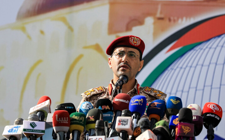 El brigadier Yahya Saree Qasim, portavoz del grupo hutí de Yemen, habla en Saná, controlada por los hutíes, el 3 de mayo de 2024. (Mohammed Huwais/AFP vía Getty Images)