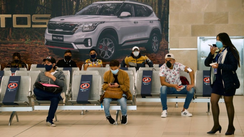 Pasajeros se ven en el Aeropuerto Internacional de Quito (Ecuador), el 1 de junio de 2020. (Rodrigo Buendia/AFP vía Getty Images)