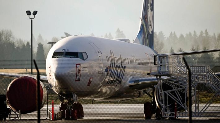 Un avión de Alaska Airlines que experimentó una explosión en el aire se aprecia estacionado en la pista de Portland, Oregon, el 23 de enero de 2024. (Patrick T. Fallon/AFP/Getty Images)