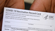 Partera se declara culpable de distribuir tarjetas de vacunación contra COVID fraudulentas en NY