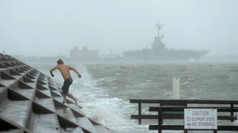 Un hombre escapa de una ola mientras el huracán Hanna comienza a tocar tierra, en Corpus Christi, Texas, el 25 de julio de 2020. (Eric Gay/AP Photo)