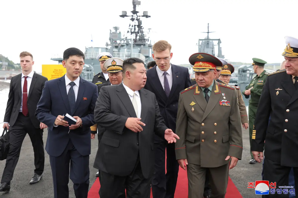 El líder norcoreano Kim Jong Un camina con el ministro de Defensa de Rusia, Sergei Shoigu, durante su visita a Vladivostok, Rusia, el 16 de septiembre de 2023. (KCNA vía Reuters)