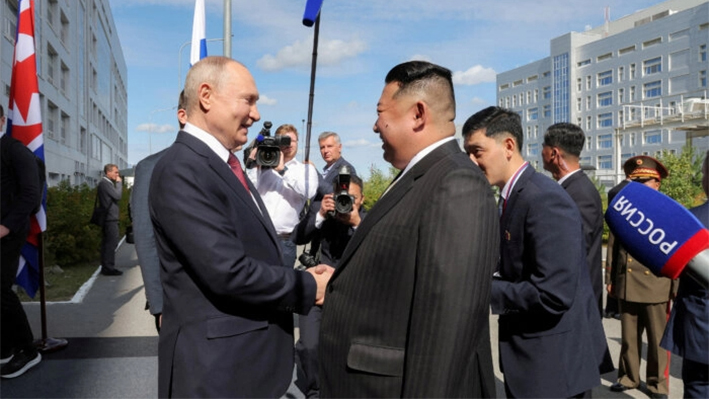 El líder norcoreano Kim Jong Un (dcha.) se reúne con el presidente ruso Vladimir Putin (izq.) en el cosmódromo de Vostochny, en la región rusa de Amur, el 13 de septiembre de 2023. (KCNA vía Reuters)