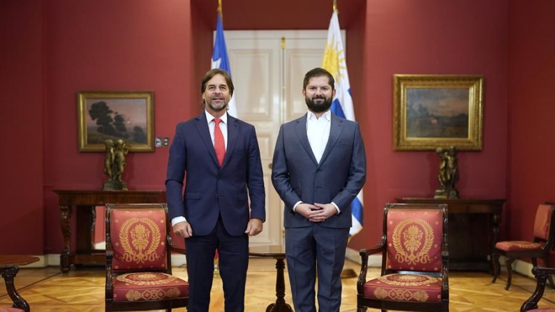 Fotografía cedida por la presidencia de Chile del presidente chileno Gabriel Boric (d) junto al presidente uruguayo Luis Lacalle Pou (i) posando en el Palacio de La Moneda, el 18 de junio de 2024 en Santiago (Chile). EFE/Presidencia de Chile