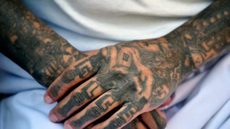 Un exmiembro de la pandilla MS-13 es fotografiado en la prisión de Santa Ana, a 60 km al noroeste de San Salvador, el 21 de mayo de 2019. (OSCAR RIVERA/AFP via Getty Images)