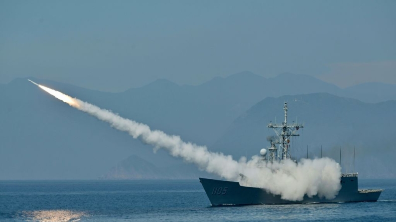 La marina taiwanesa lanza un misil Standard de fabricación estadounidense desde una fragata durante el simulacro anual Han Kuang, en el mar cerca del puerto naval de Suao en el condado de Yilan el 26 de julio de 2022. (Sam Yeh/AFP vía Getty Images)