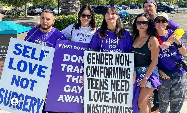 Manifestantes que se oponen a los procedimientos médicos transgénero para jóvenes se reunieron en la convención de la Academia Americana de Pediatría en Anaheim, California, el 7 de octubre de 2022. (Cortesía de TreVoices.Org/Scott Newgent)