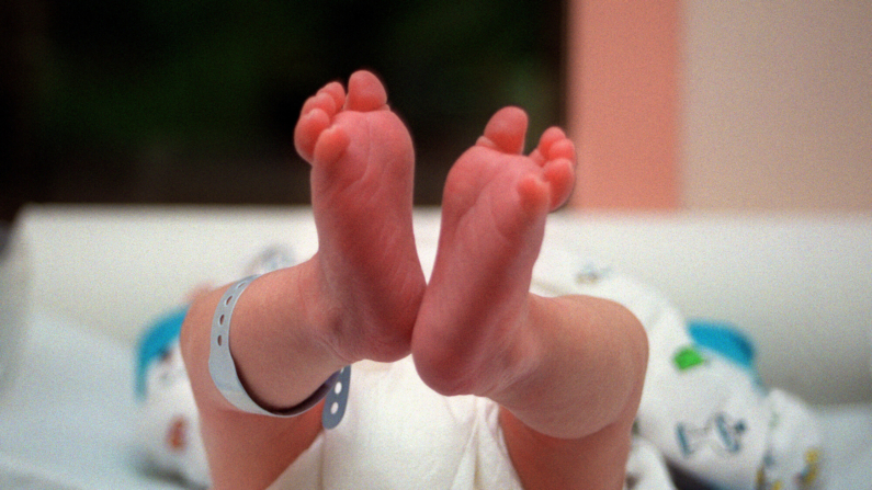 Imagen de archivo: Un recién nacido en una mesa de hospital. (DIDIER PALLAGES/AFP via Getty Images)