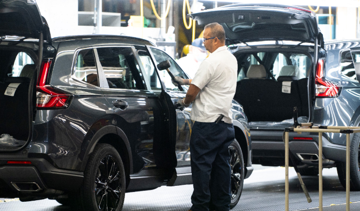 Trabajadores montan vehículos en la Planta de Fabricación 2 de Honda of Canada en Alliston, Ontario, el 25 de abril de 2024. (PETER POWER/AFP vía Getty Images)