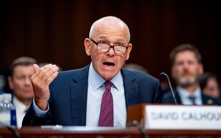 El CEO de Boeing, Dave Calhoun, habla durante una audiencia del Subcomité de Investigaciones de Seguridad Nacional y Asuntos Gubernamentales del Senado sobre la quebrantada cultura de seguridad de Boeing, en Washington, el 18 de junio de 2024. (Andrew Harnik/Getty Images)