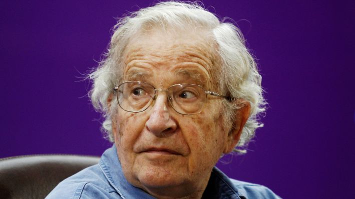 El académico y activista judío-americano Noam Chomsky asiste a una conferencia en la Universidad Islámica, el 20 de octubre de 2012, en la ciudad de Gaza. La esposa de Chomsky, Valeria Wasserman Chomsky, dice que los artículos publicados el martes 18 de junio de 2024, según los cuales el famoso lingüista y activista había muerto, son falsos. (AP photo/Hatem Moussa, Archivo)