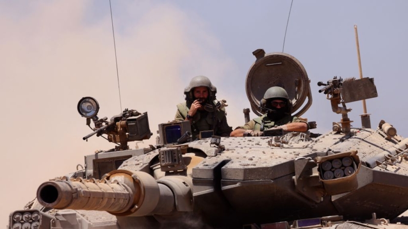 Un tanque del ejército israelí rueda para tomar posición en una zona a lo largo de la frontera sur de Israel con la Franja de Gaza palestina el 18 de junio de 2024, en medio del conflicto en curso entre Israel y el grupo palestino Hamás. (Jack Guez/AFP vía Getty Images)