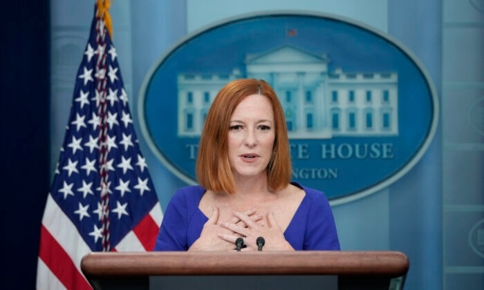 La entonces secretaria de prensa de la Casa Blanca, Jen Psaki, habla durante su última conferencia de prensa diaria en la Casa Blanca, en Washington, el 13 de mayo de 2022. (Drew Angerer/Getty Images)