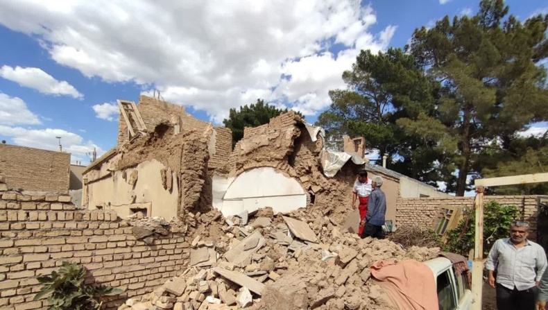 Foto facilitada por la Media Luna Roja iraní que muestra a varias personas inspeccionando los daños causados por un terremoto de 5 grados de magnitud en la escala de Richter que sacudió Kashmar, en la provincia nororiental iraní de Razavi Khorasan, el 18 de junio de 2024. (EFE/EPA/IRCS)