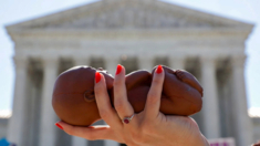 Juez federal bloquea norma que exige a empleadores adaptarse a abortos de empleadas