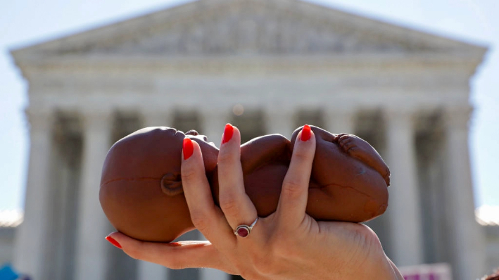 Una activista provida sostiene un modelo de feto durante una manifestación frente al Tribunal Supremo de Estados Unidos en Washington el 29 de junio de 2020. (Alex Wong/Getty Images)