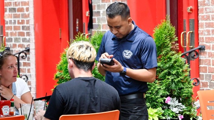 Un camarero trabaja en un restaurante de Alexandria, Virginia, el 3 de junio de 2022. (Olivier Douliery/AFP vía Getty Images)