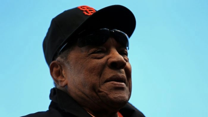 Willie Mays, miembro del Salón de la Fama del Béisbol, en el campo antes del primer partido de la Serie Mundial entre los Gigantes de San Francisco y los Tigres de Detroit en San Francisco el 24 de octubre de 2012. (Doug Pensinger/Getty Images)