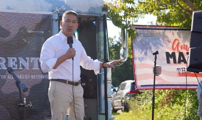 Hung Cao, candidato republicano por el décimo distrito electoral de Virginia en las elecciones de mitad de mandato, en un mitin frente al edificio administrativo de las Escuelas Públicas del Condado de Loudoun (LCPS) en Ashburn, Virginia, el 13 de septiembre de 2022. (Terri Wu/The Epoch Times)