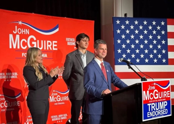 El senador estatal de Virginia John McGurie, candidato en las primarias del Partido Republicano en el 5º Distrito del Congreso de Virginia, sube al escenario en su fiesta de observación de las elecciones en el Virginian Hotel de Lynchburg, Virginia, el 18 de junio. (Jackson Richman/Epoch Times)