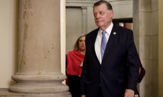 El representante Tom Cole (R-Okla.) sale de la oficina del presidente de la Cámara Kevin McCarthy (R-Calif.) en el Capitolio de EE.UU. en Washington el 27 de febrero de 2023. (Anna Moneymaker/Getty Images)