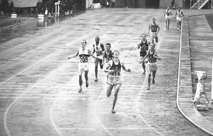 Bob Schul golpea la cinta para ganar la carrera de 5000 metros en los Juegos Olímpicos de Tokio el 18 de octubre de 1964. (Foto AP)