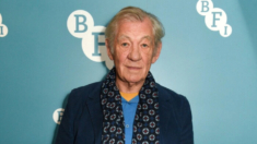 Ian McKellen hospitalizado tras caerse del escenario durante una actuación en Londres