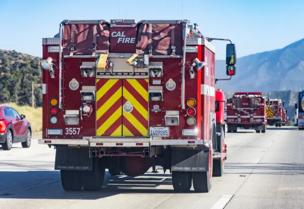 Camiones de bomberos conducen en un convoy para extinguir el incendio Post en las afueras de Gorman, California, el 17 de junio de 2024. (John Fredricks/The Epoch Times)