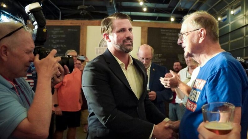 El veterano del ejército Derrick Anderson (C), candidato republicano por el séptimo distrito congresional de Virginia, en un evento tras ganar las primarias en Fredericksburg, Virginia, el 18 de junio de 2024. (Terri Wu/The Epoch Times)