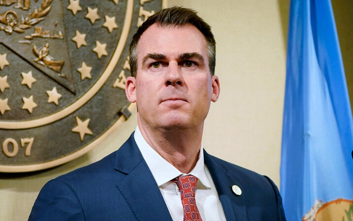 El gobernador de Oklahoma, Kevin Stitt, habla durante una rueda de prensa en Oklahoma City, el 11 de febrero de 2021. (Sue Ogrocki/AP)