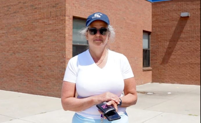 Sally Haskovec fuera de la Escuela Primaria Henderson del Condado de Prince William en Montclair, Virginia, el 18 de junio de 2024. (Terri Wu/The Epoch Times)