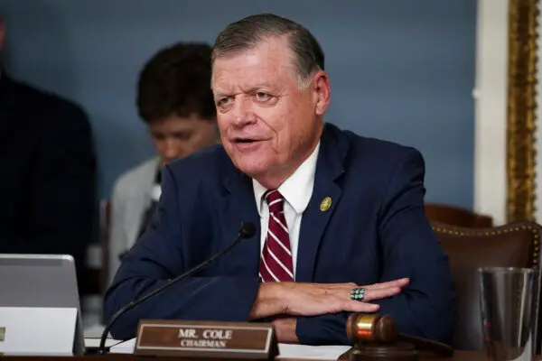 El congresista Tom Cole (R-Okla.) habla durante una reunión del Comité de Reglas de la Cámara en el Congreso en Washington el 20 de junio de 2023. (Madalina Vasiliu/The Epoch Times)