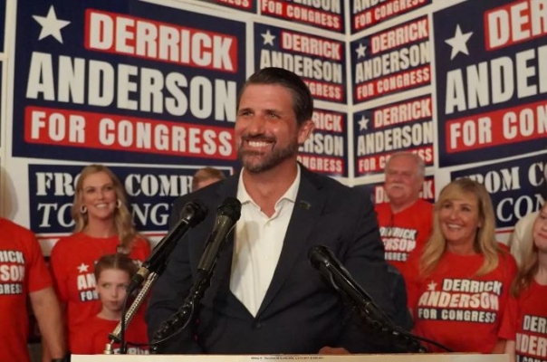 El veterano del ejército Derrick Anderson (C), candidato republicano por el 7º distrito electoral de Virginia, en su fiesta de observación en Fredericksburg, Virginia, el 18 de junio de 2024. (Terri Wu/The Epoch Times)