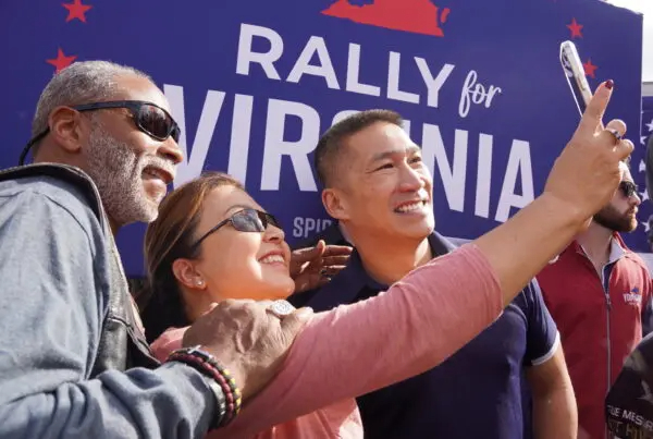 El candidato republicano al Congreso Hung Cao (R) con sus partidarios en un mitin en Haymarket, Virginia, el 5 de noviembre de 2022. (Terri Wu/The Epoch Times)