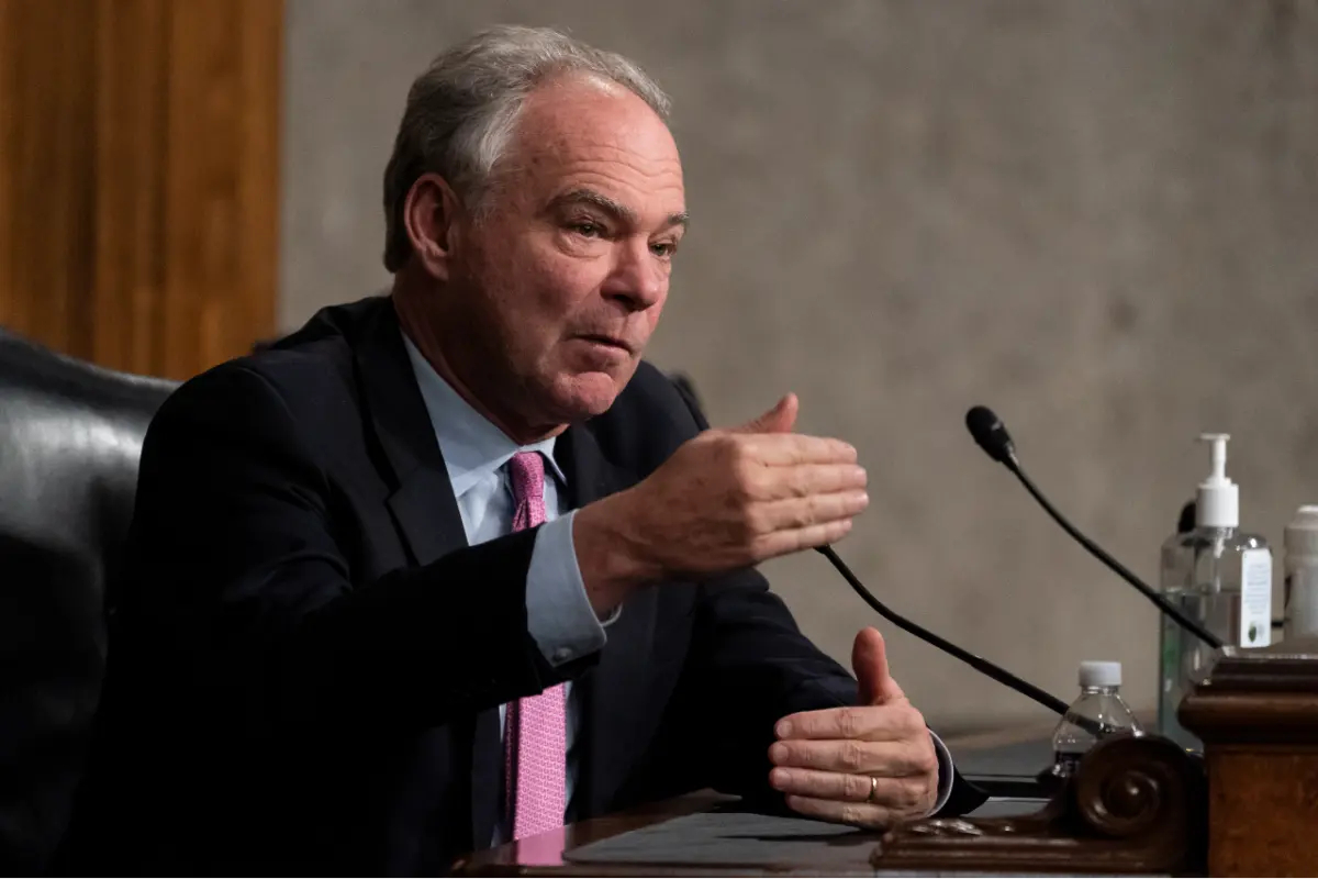 El senador Tim Kaine (D-VA) habla durante una audiencia del Comité de Relaciones Exteriores del Senado para examinar la política de EE. UU. y Rusia en el Capitolio de EE. UU. el 7 de diciembre de 2021, en Washington.(Alex Brandon-Pool/Getty Images)