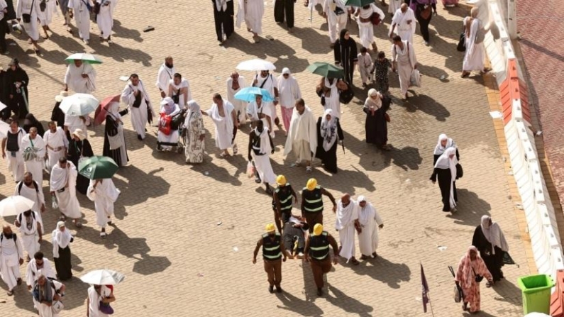 Socorristas se llevan a un hombre afectado por el calor abrasador durante la peregrinación hajj en Mina, cerca de la ciudad saudí de La Meca, el 16 de junio de 2024. (Fadel Senna/AFP vía Getty Images)