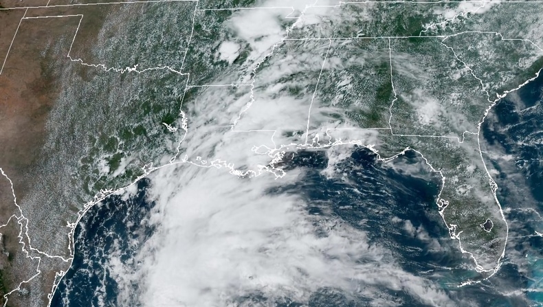 Fotografía satelital cedida por La Oficina Nacional de Administración Oceánica y Atmosférica (NOAA) a través del Centro Nacional de Huracanes (NHC) estadounidense, que muestra una zona de baja presión que se encuentra en el Golfo de México. (EFE/ Oficina Nacional De Administración Oceánica Y Atmosférica) 