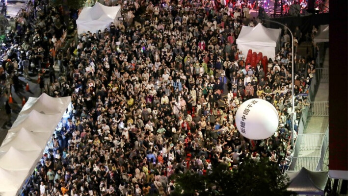 Partidarios del gobernante Partido Democrático Progresista (PPD) se reúnen y empujan una pelota que dice "Rechacemos la interferencia de China en la política" afuera del edificio legislativo en Taipei, Taiwán, el 28 de mayo de 2024. (Chiang Ying-ying/Foto AP)